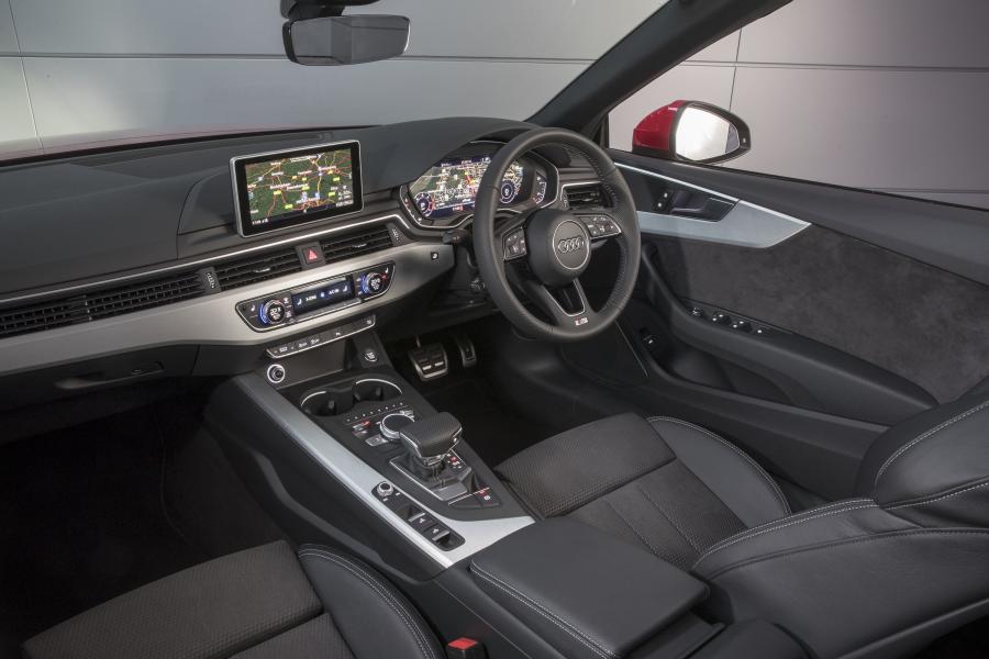 Интерьер Audi A5 Cabriolet 2.0 TDI S-Line 2017 года  (UK) (фото 12 из 40)